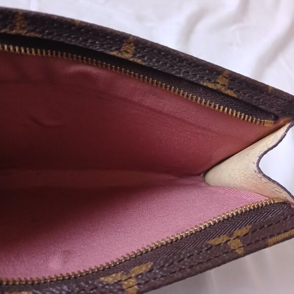 Louis Vuitton Accessory Zip Pouch w/ Removable Chain - Picture 12 of 16